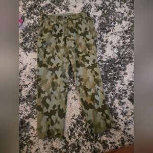 Gap Camouflage Cargo Pants | Army Green Camo | Size 6